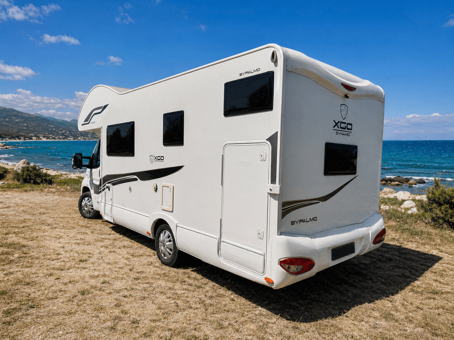 Voyago Cruiser Wohnmobil von hinten mit Kuestenpanorama