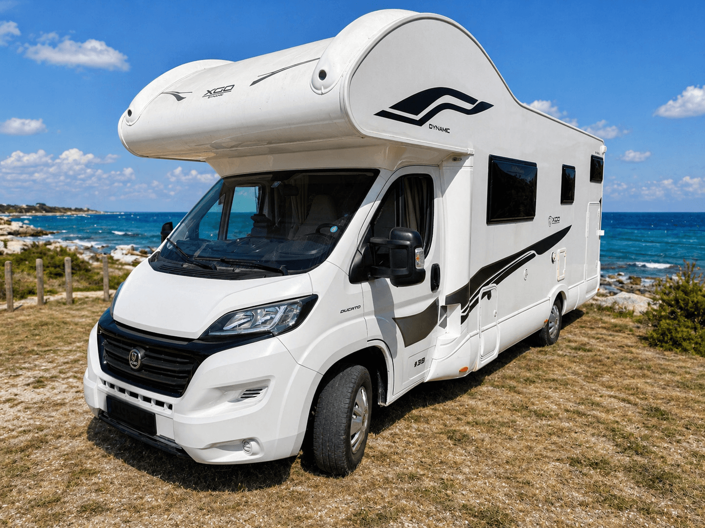Voyago Cruiser Wohnmobil in Seitenansicht am Meer