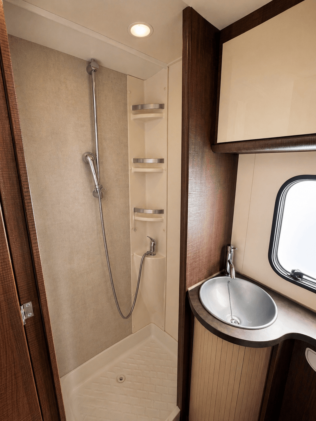 Badezimmer im Wohnmobil mit Dusche und Waschbecken