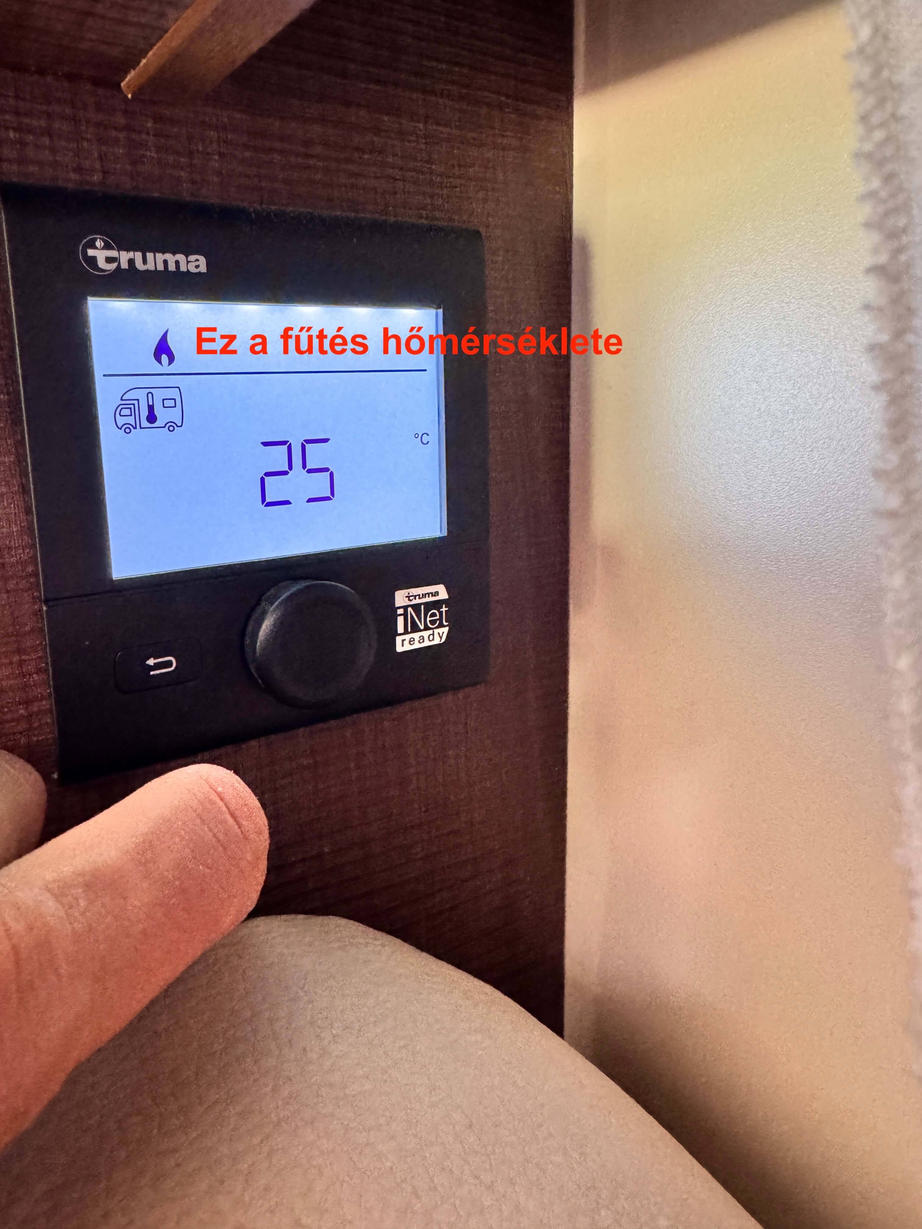 Truma panel – fűtés és csapvíz kiválasztása a görgővel