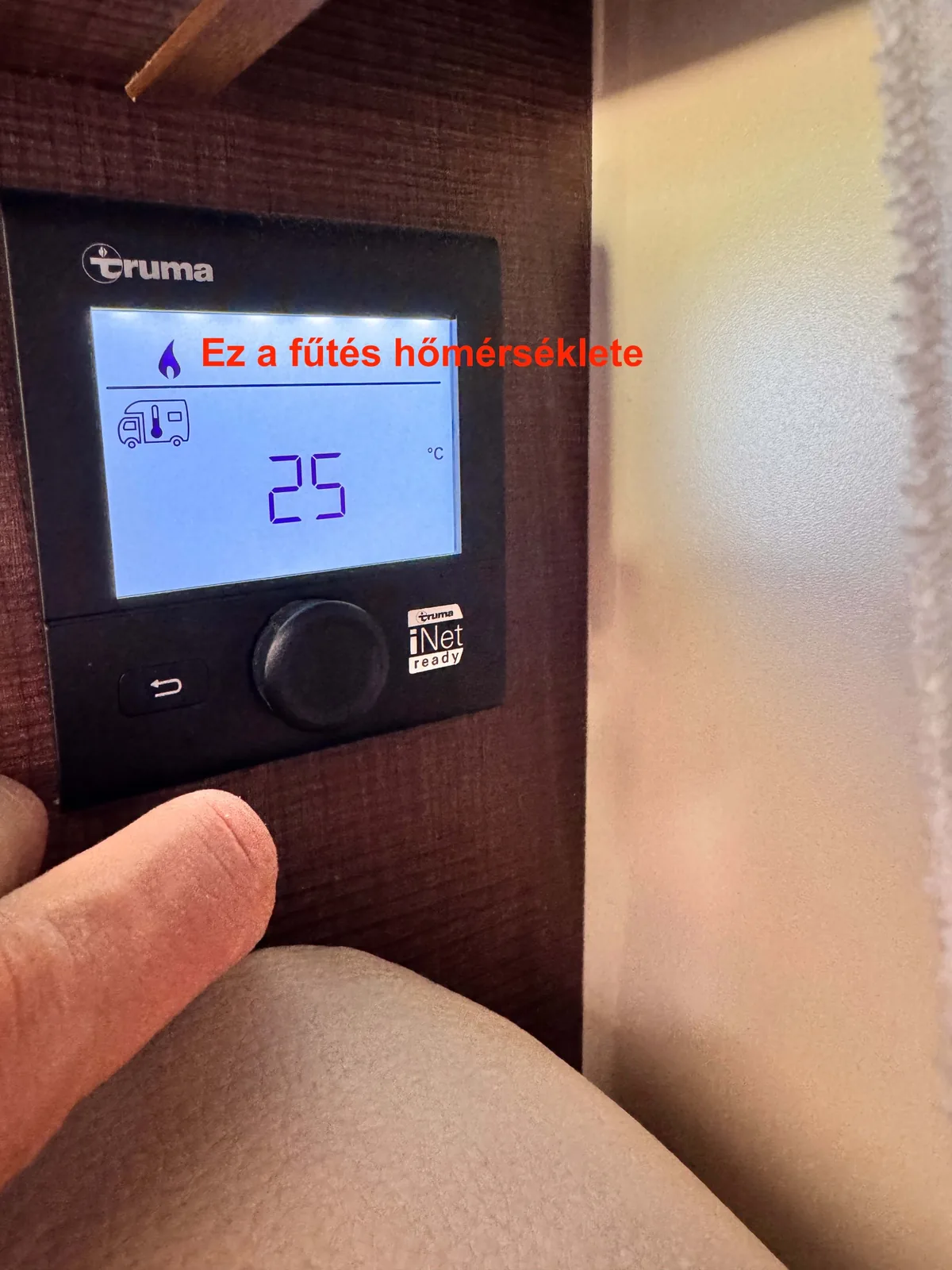 Truma panel – fűtés és csapvíz kiválasztása a görgővel