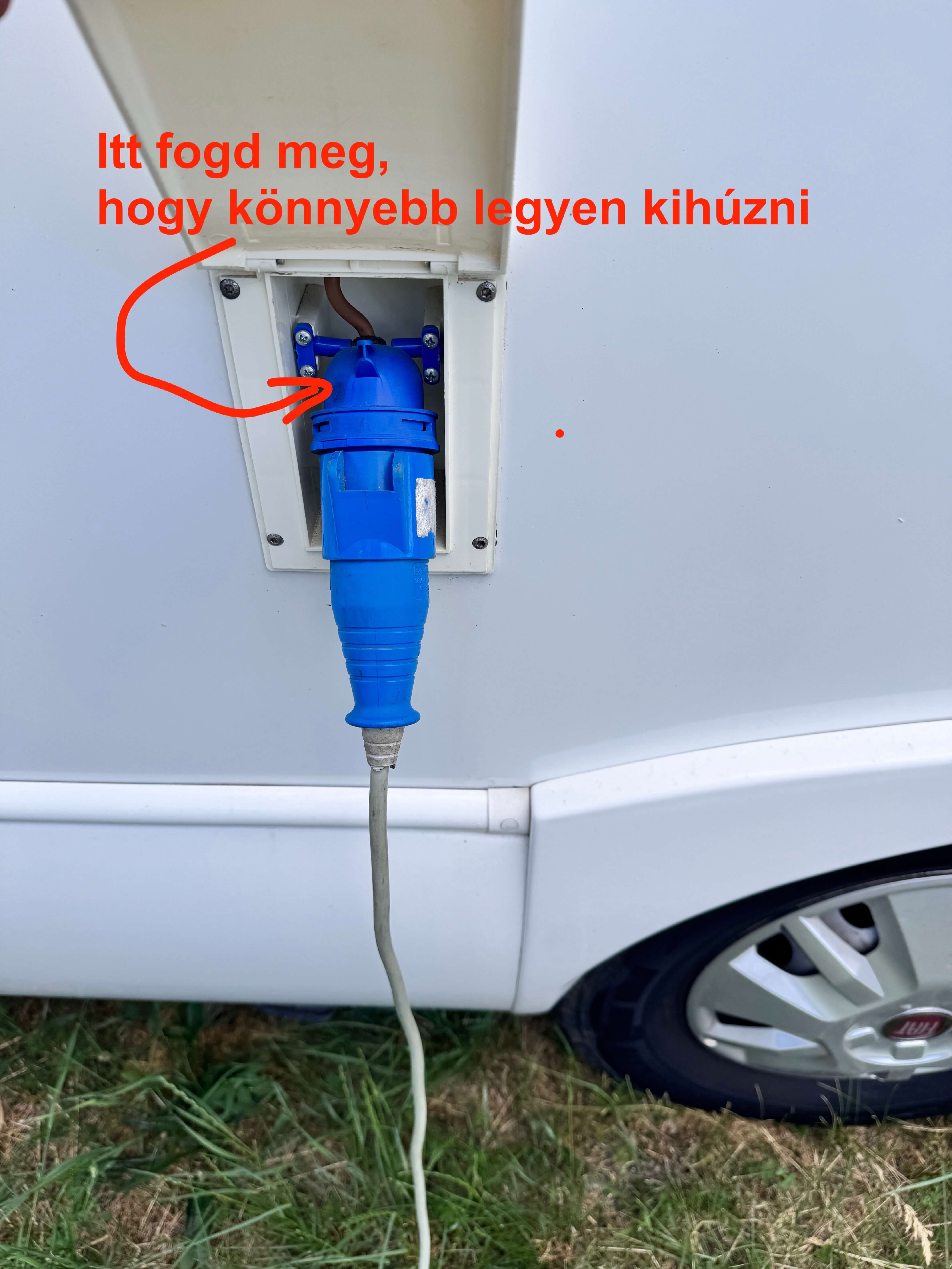 Lakóautó hálózati (230 V) csatlakoztatása a kemping töltőjéhez