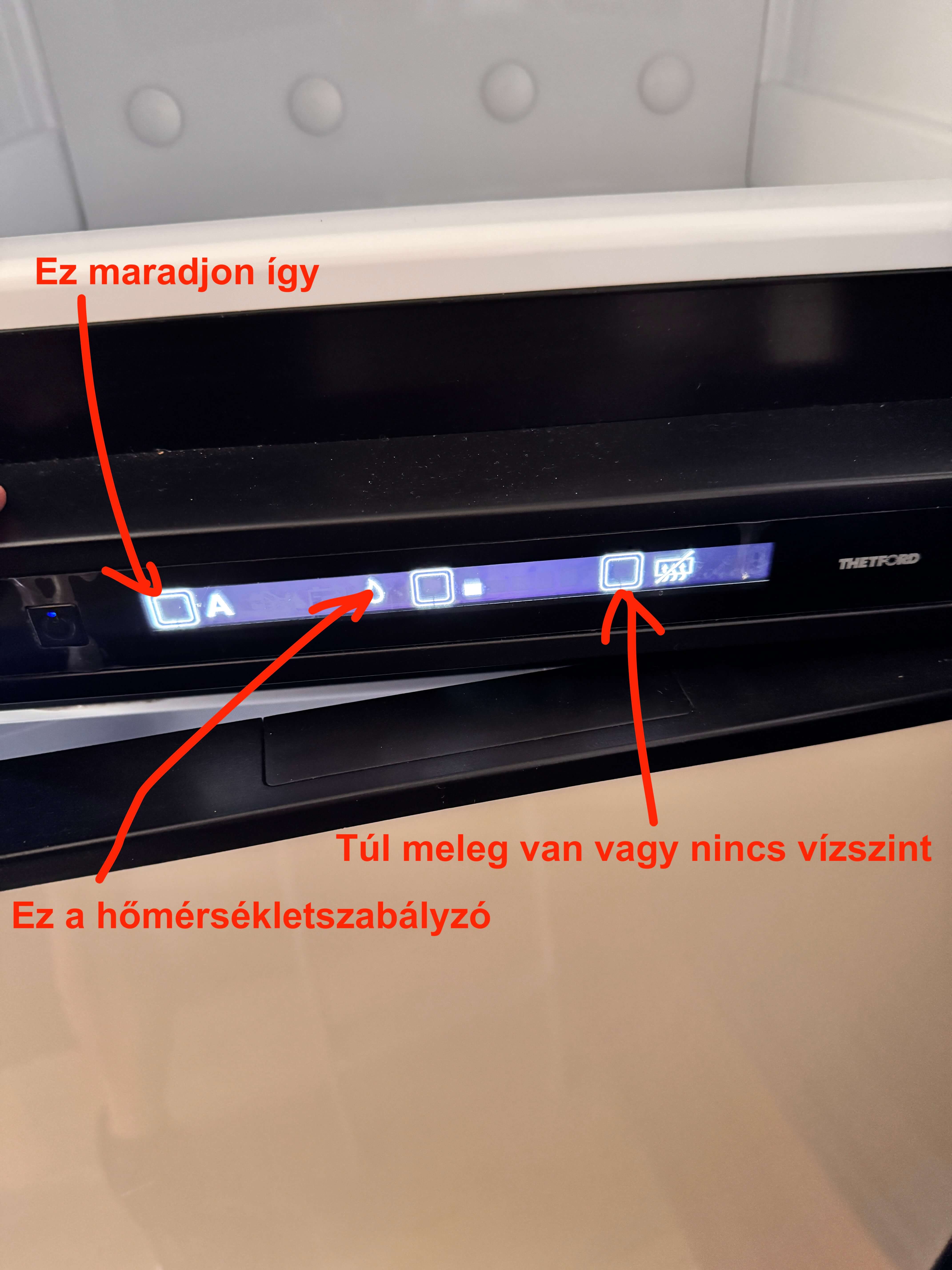 Lakóautó hűtőszekrényének kezelőpanelje hibaüzenettel