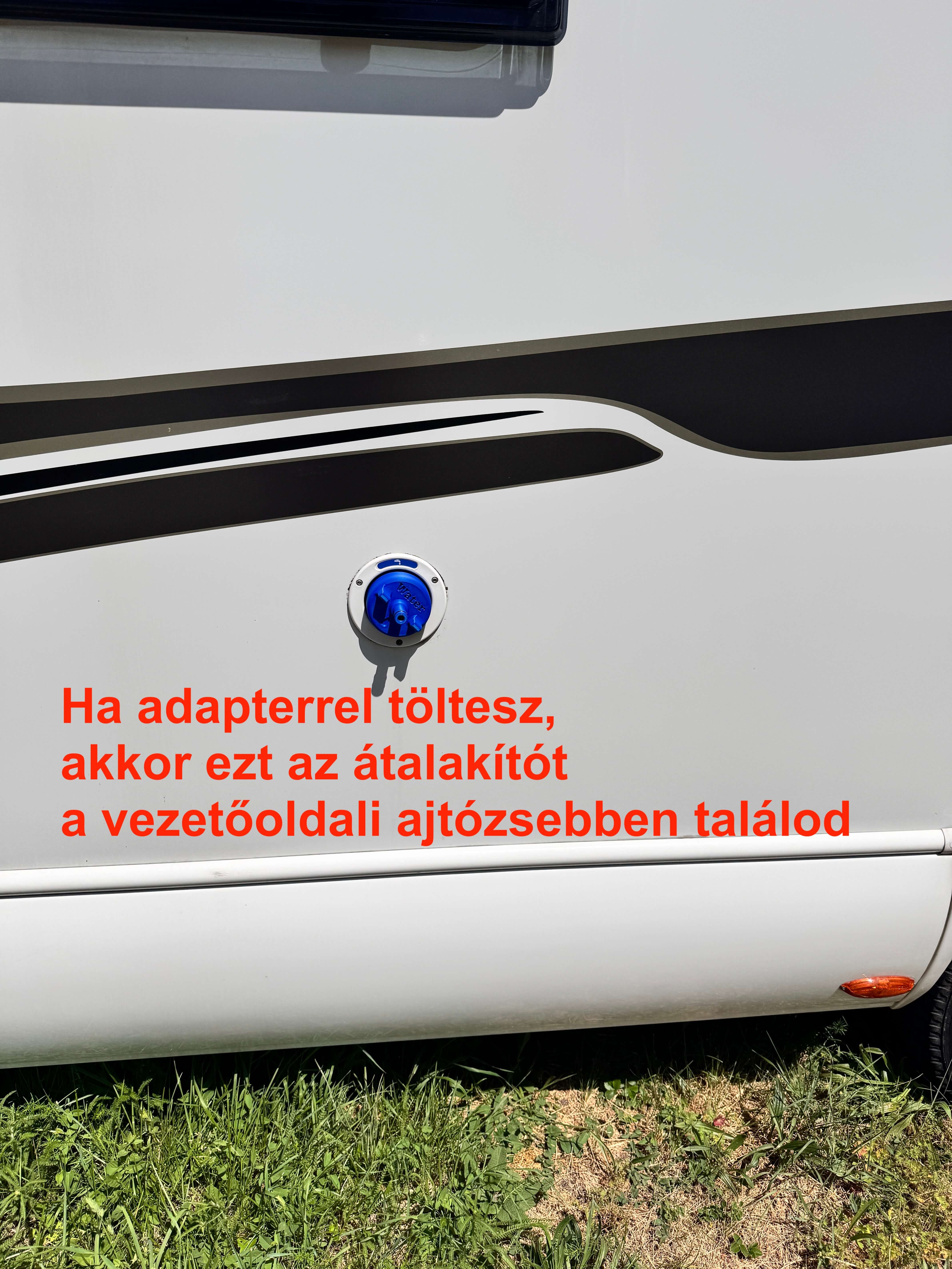 Víztöltés a kapott kék adapterrel, csatlakozós tömlőhöz
