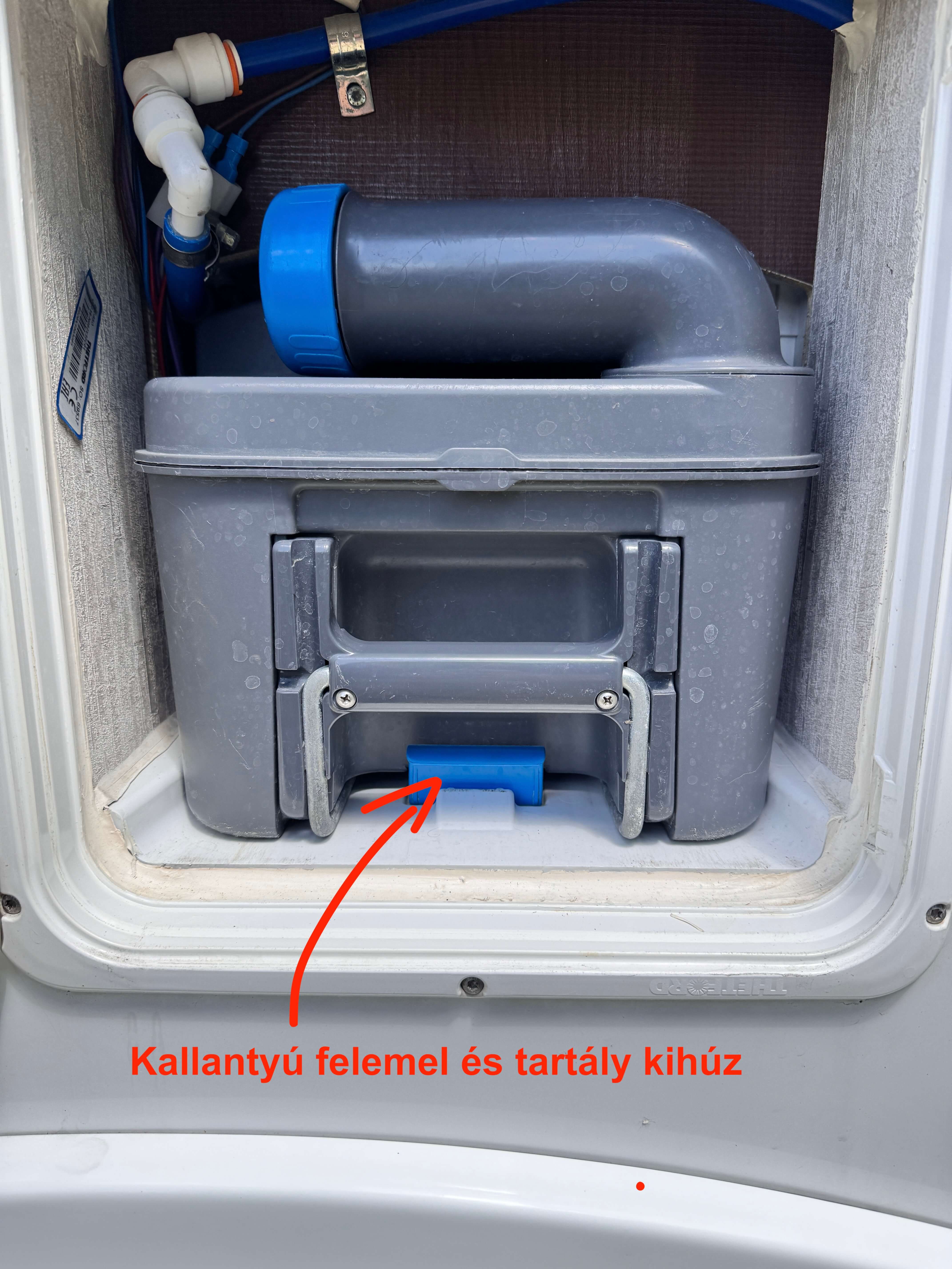 WC-kazetta ürítése – 2. lépés: a kallantyú megemelése és a kazetta kihúzása