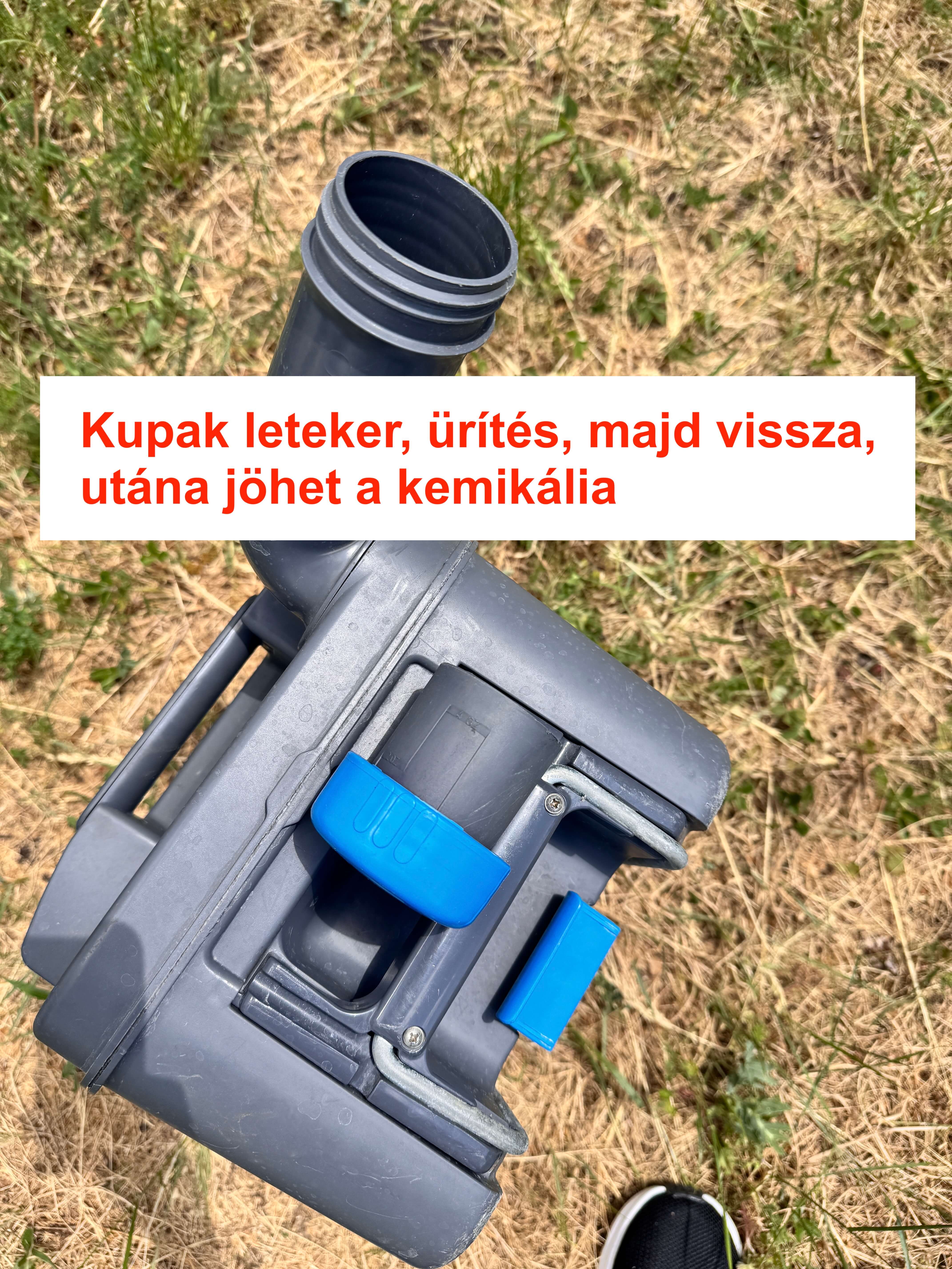 WC-kazetta ürítése – 3. lépés: a kazetta kihúzva az ürítéshez