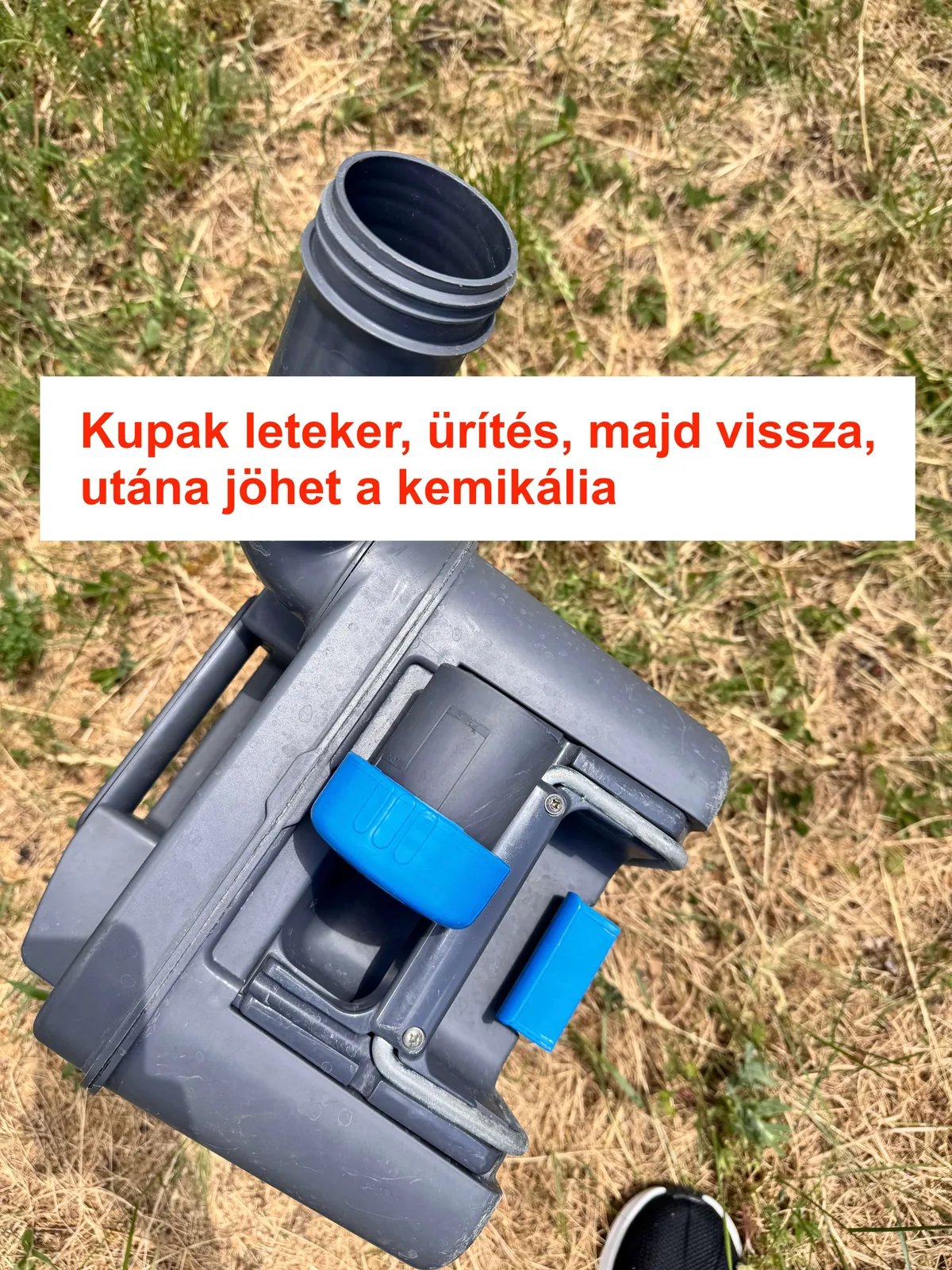WC-kazetta ürítése – 3. lépés: a kazetta kihúzva az ürítéshez